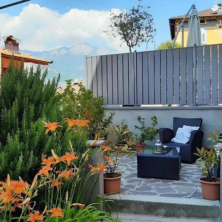 Over The Castle アパート